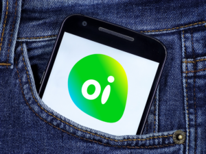 Celular com logo da Oi