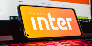 Celular com logo do banco Inter