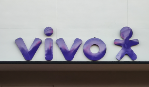 Fachada de loja da Vivo com foco no logo