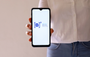 Celular com logo da B3