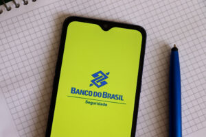 Foto de celular com logo da BB Seguridade