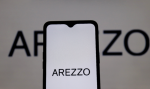 Celular com logo da Arezzo