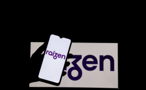 Celular com logo da Raízen