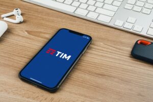 Celular com logo da TIM