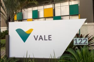 Fachada de prédio da Vale, com foco em placa com logo