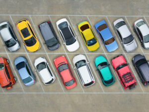 Vista aérea de estacionamento lotado