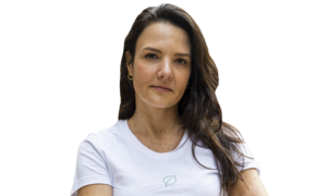Roberta Antunes de braços cruzados