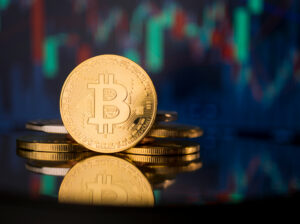 Moedas de Bitcoin com gráfico em candle no fundo