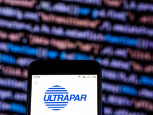 Celular com logo da Ultrapar