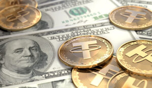 Moedas físicas de Tether em cima de notas de dólar