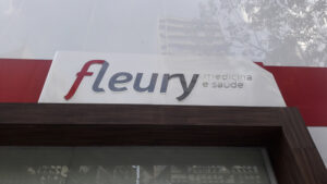 Fachada de laboratório do Fleury, com foco em placa com logo da empresa