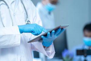 Mão de médico mexendo em tablet