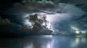nuvens e tempestade sobre o oceano