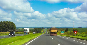 Rodovia com fluxo de carros