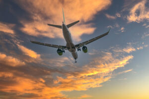 Foto de avião voando em céu entre nuvens