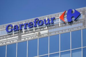 Prédio com o logo do Carrefour