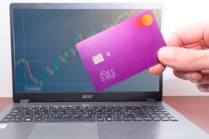 Cartão do Nubank com gráfico de ações