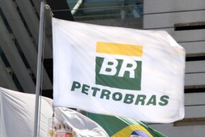 Bandeira com o logo da Petrobras