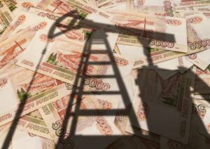 Ilustração de sombra de plataforma de petróleo sobre uma pilha de rublos russos