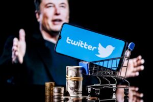 Logo da rede social Twitter na tela do smartphone no carrinho de compras com dinheiro e foto de Elon Musk em segundo plano
