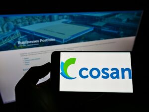 Celular com logo da Cosan