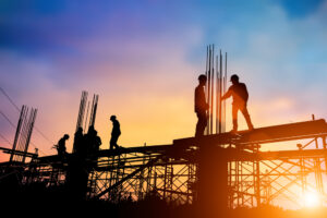 operários trabalham em construção