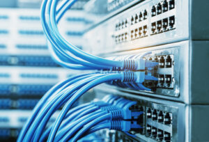 Foto de cabos de internet conectados