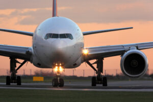 avião em pista de aeroporto