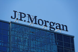 Imagem de prédio com nome do J.P. Morgan
