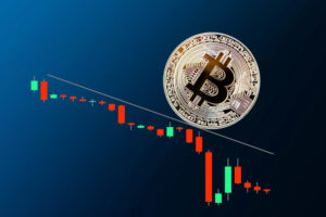 Moeda de Bitcoin em queda com gráfico de candle embaixo
