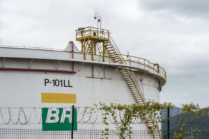 Foto de tanque de combustível com logo da Petrobras
