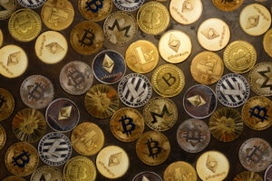 Representações físicas de criptomoedas, como Bitcoin e Ethereum