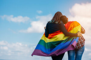 casal e bandeira LGBT