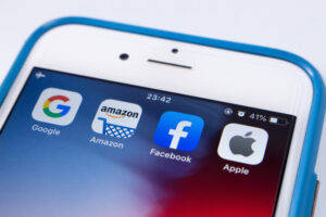 Celular com aplicativos do Google, Amazon, Facebook e Apple