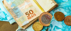 Foto de pilha de cédulas e moedas de real