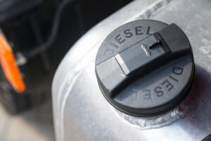 imagem de galão de óleo diesel com destaque para a tampa com palavra 'diesel"
