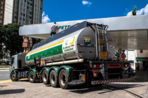 Caminhão-tanque em posto de gasolina da Petrobras