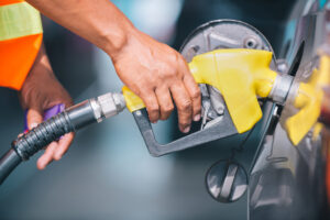 Carro sendo abastecido em posto de gasolina