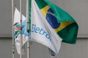 Ontem, a Eletrobras (ELET3) foi privatizada ao vender 802 milhões de ações em seu follow-on, ao preço de R$ 42.