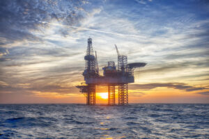 plataforma de petróleo em alto-mar