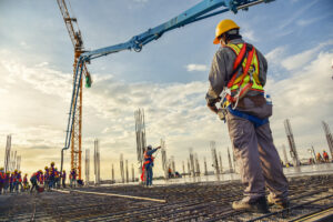 homem trabalha em obra de construção civil