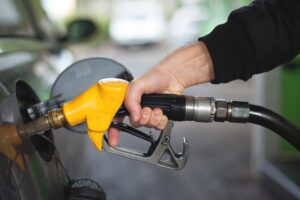 Pessoa abastecendo o carro em posto de gasolina