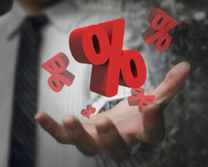 Imagem de percentuais voando acima de uma mão