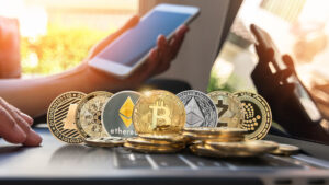 celular ilustrando negociação na plataforma de criptomoedas