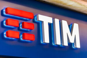 painel com logotipo da TIM