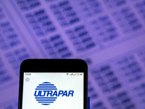 Tela de celular com o logo da Ultrapar na frente de papel com números