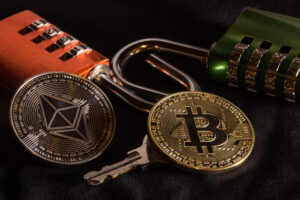 Cadeados abertos junto com moedas físicas de criptoativos