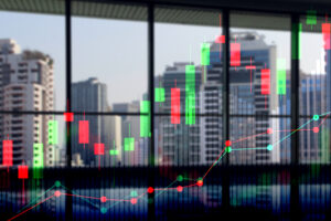 Vista de skyline a partir de uma janela de um prédio com gráfico refletido no vidro.