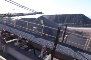 Esteira despejando minério de ferro em uma pilha