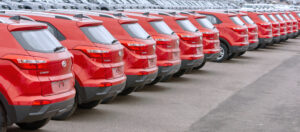 carros estacionados em pátio de montadora de automóveis